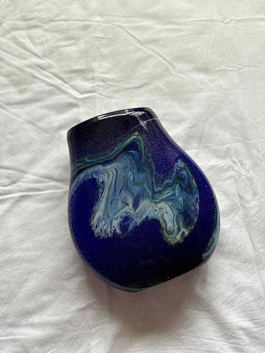 Масивна ваза з  гутного скла синього кольору