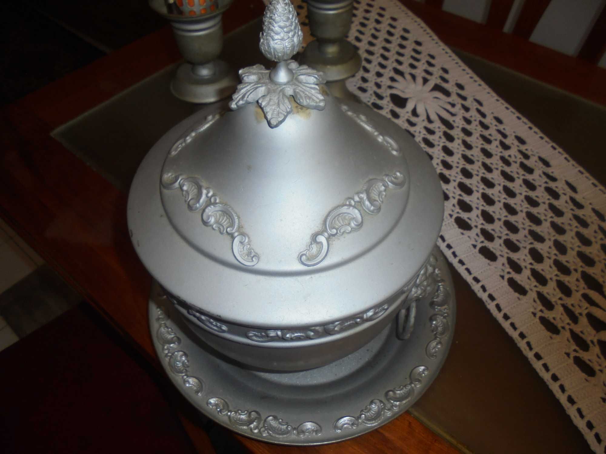 terrina melalica de decoração com 2 candelabros  e napron em renda