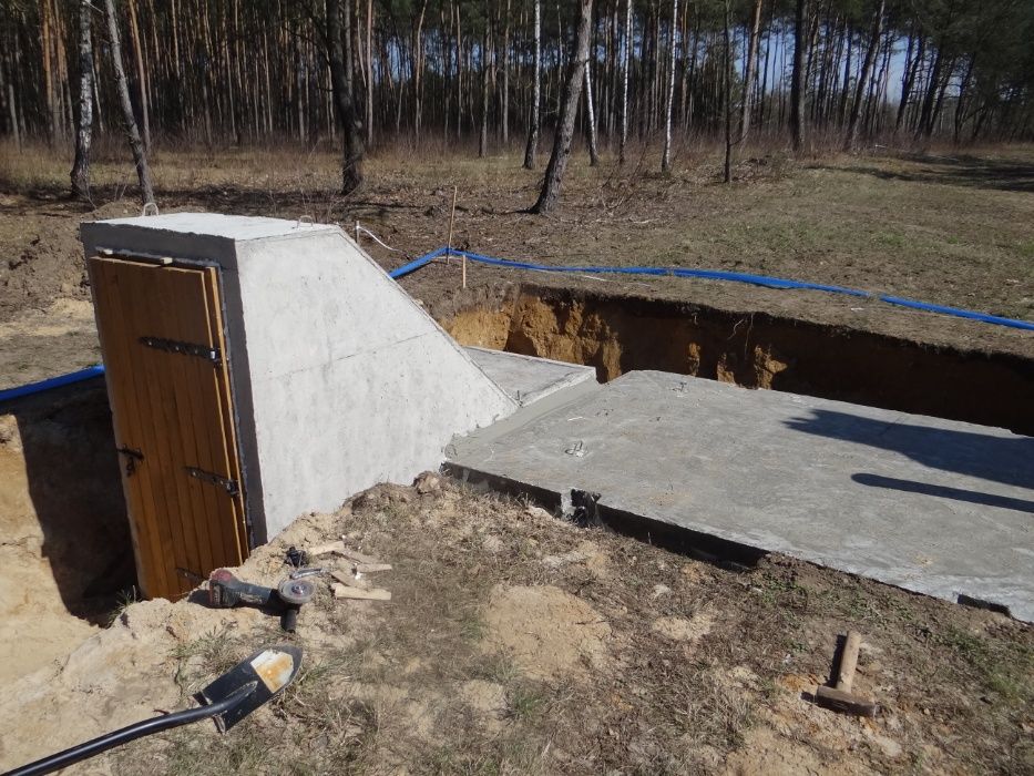 Piwnica ziemianka z płaskim dachem pod taras altankę z windą schron