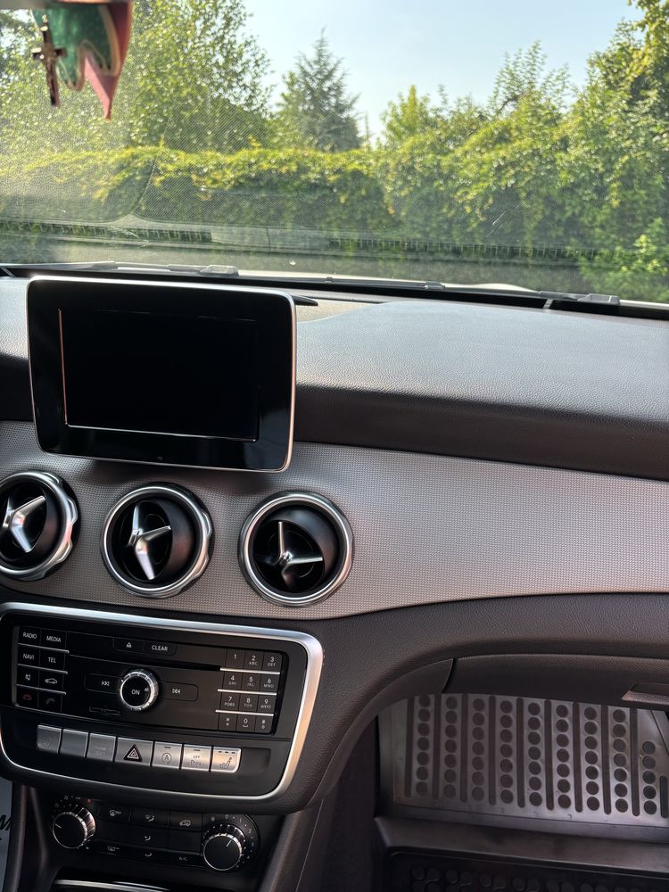 Mercedes Benz GLA 180 bialy