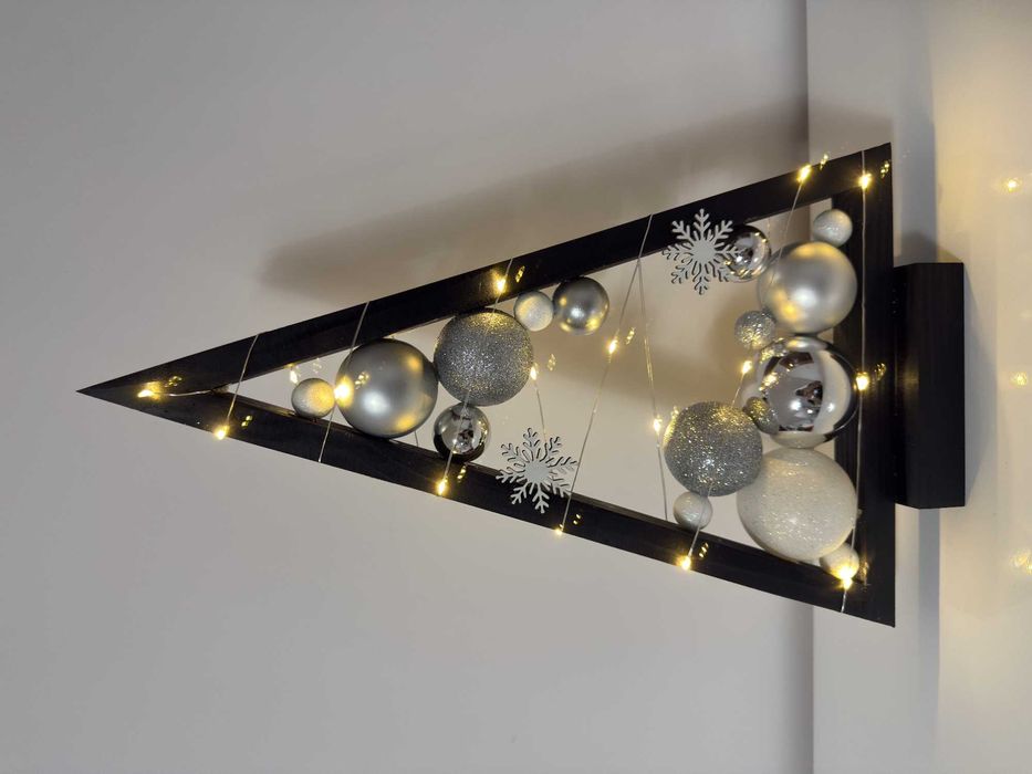 Drewniana choinka z bombkami i światełkami LED