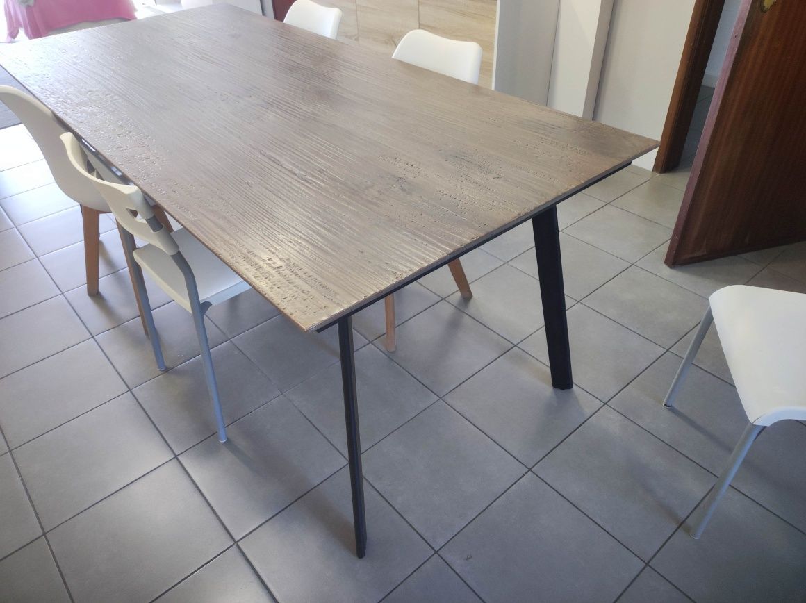 Mesa de jantar maciça