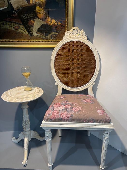 Conjunto Clássico Vintage – Mesa de Apoio + Cadeira  Luís XVI