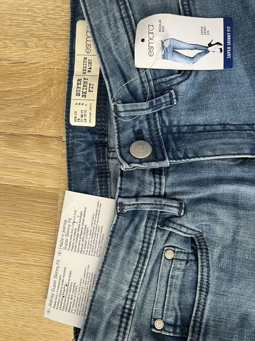 Dwie pary jeansów damskich