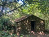 2 casas em pedra, xisto e lousa em ambiente natural