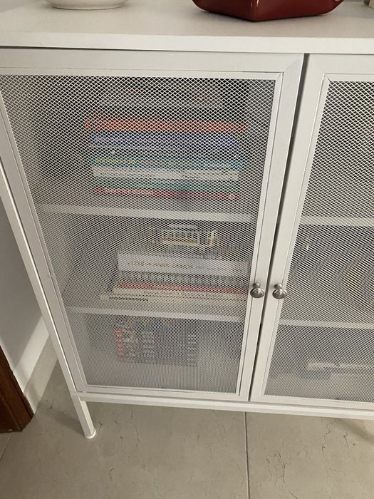 Aparador branco com portas de malha
