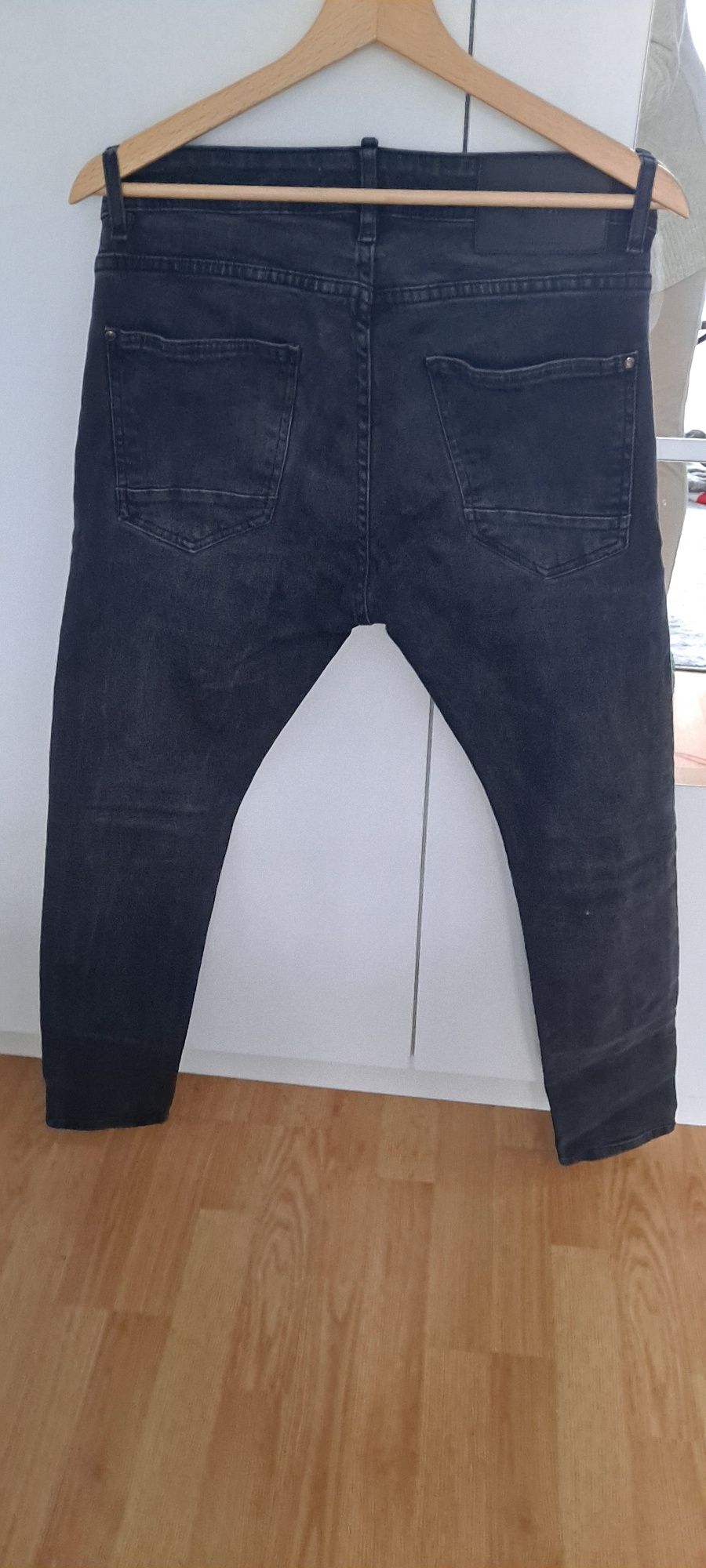 Czarne cieniowane spodnie jeansowe skinny zara