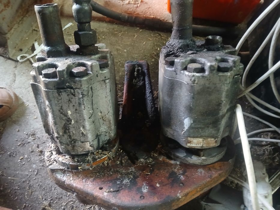 przekladnia pompy hydrauliczne , ladowacz UNHZ 750 .