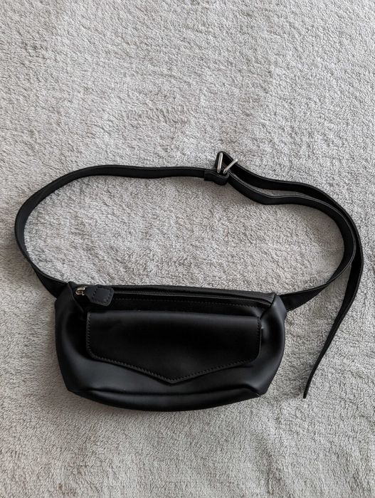 Czarna elegancka skórzana torebka nerka saszetka Cropp skaj jak nowa