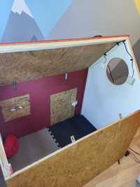Drewniany domek do pokoju dziecka