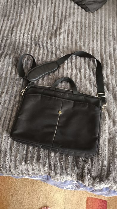 Чорний чохол для ноутбука