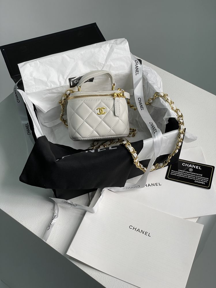Сумка Chanel Classic Lambskin Pearl Crush Mini Vanity Case