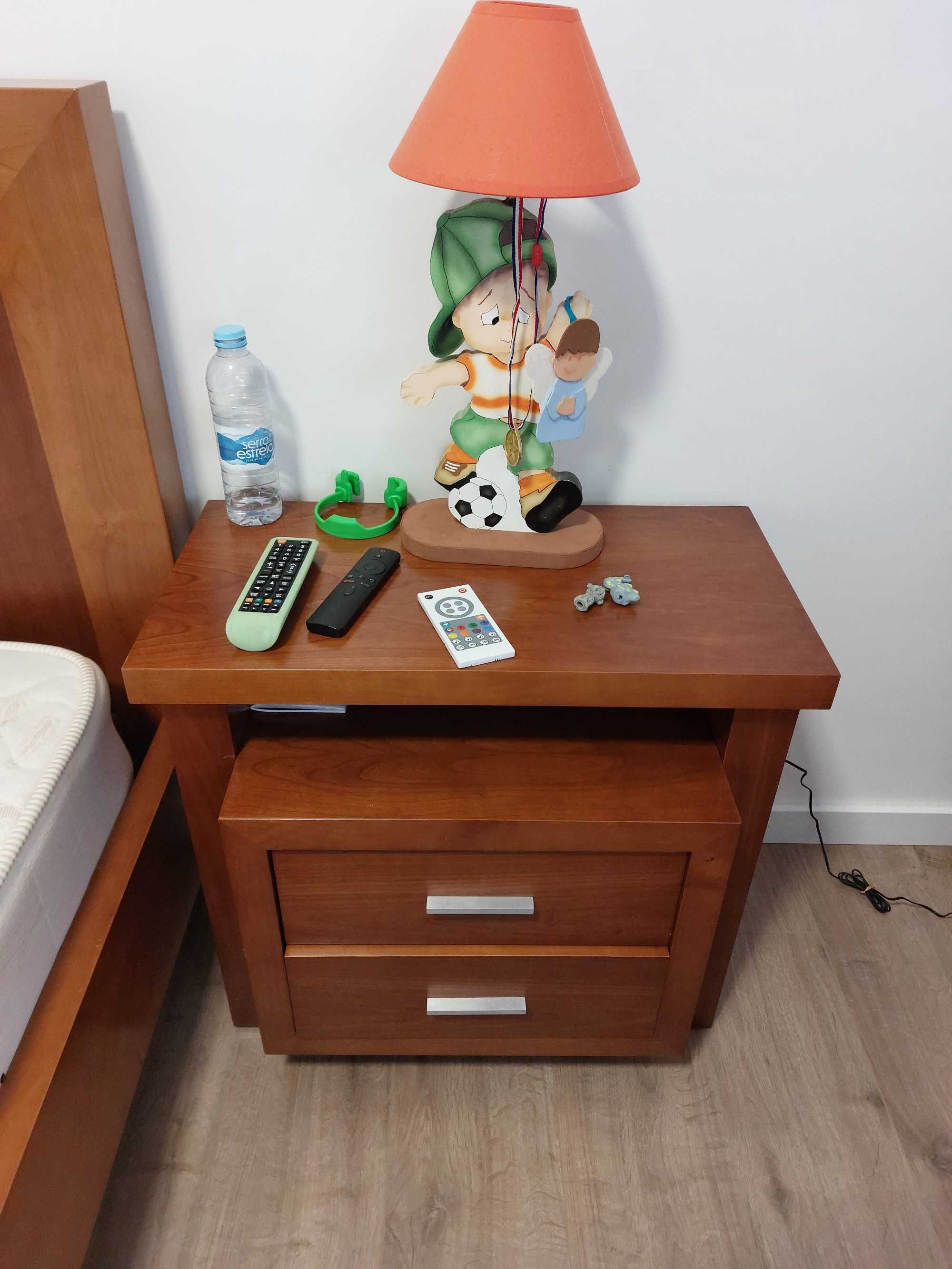 Mobilia de Quarto - Cama Casal, Comoda e Mesas de Cabeceira