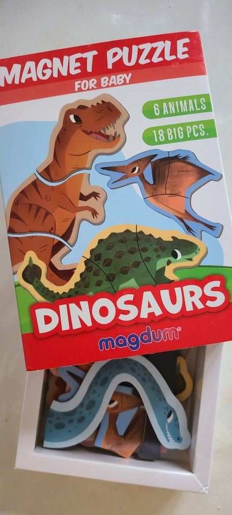 Багато іграшок. динозаври на магнітах, сортер будинок, плей до