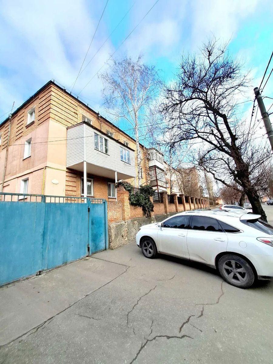 Продам 3-и к/к 76 м2 в елітному будинку з закритим двором в центрі..