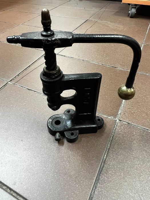 Zabytkowa prasa kaletnicza