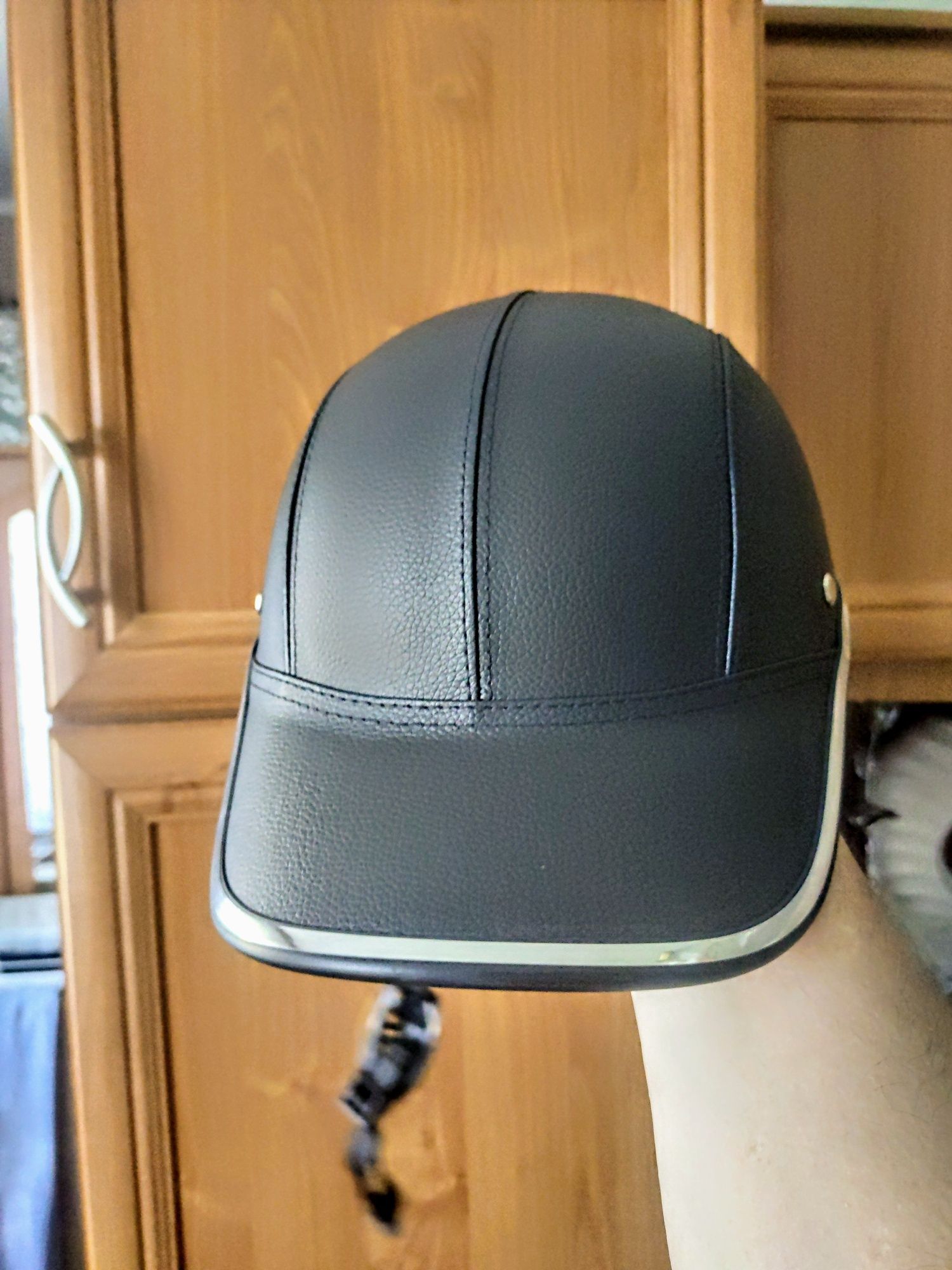 Modny Kask z Daszkiem - Bezpieczeństwo i Styl w Jednym!