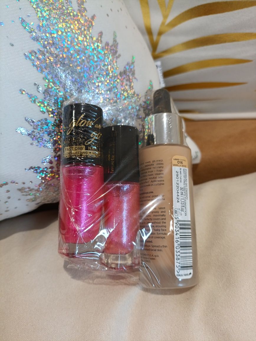 Zestaw Eveline lakiery do paznokci Glow and go i podkład Liquid Contro