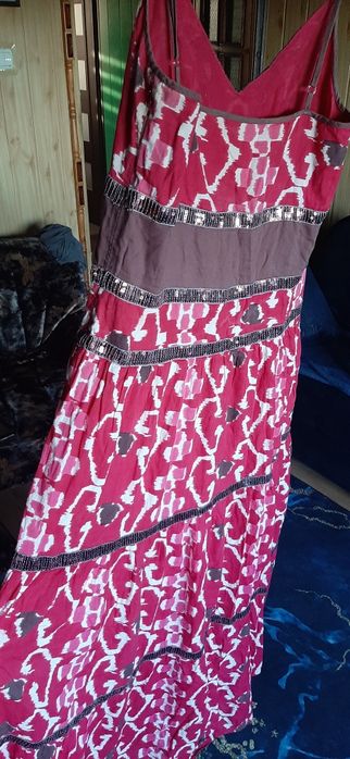 Śliczna dluga sukienka z cekinami blyszczaca