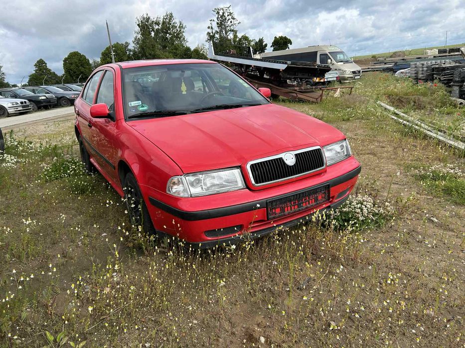 Skoda octavia 1999 1.6MPI 8180/ Na części