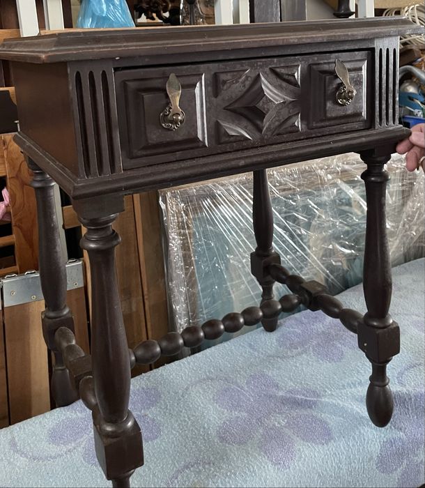 Cama guardei as peças, 2 cadeiras e 2 mesas cabeceira. Mogno.