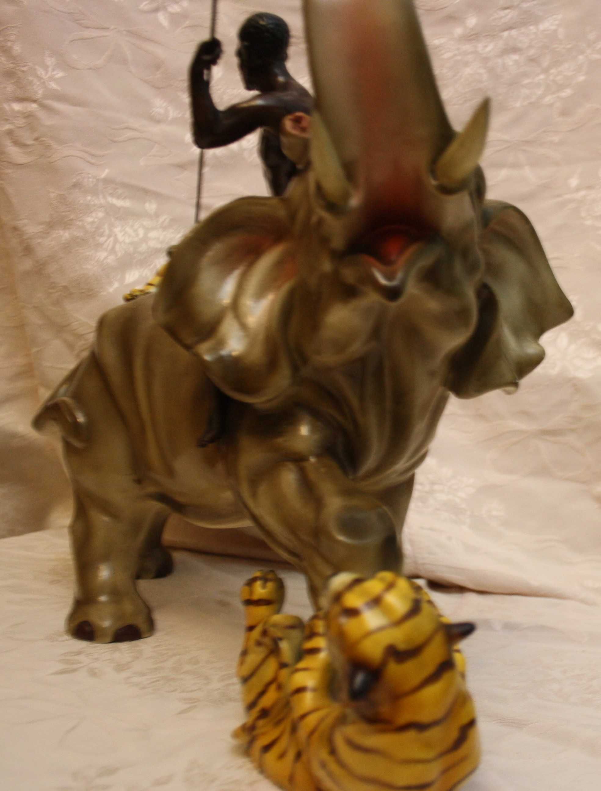 Grande elefante com tigres - Excecional Faiança de Coimbra