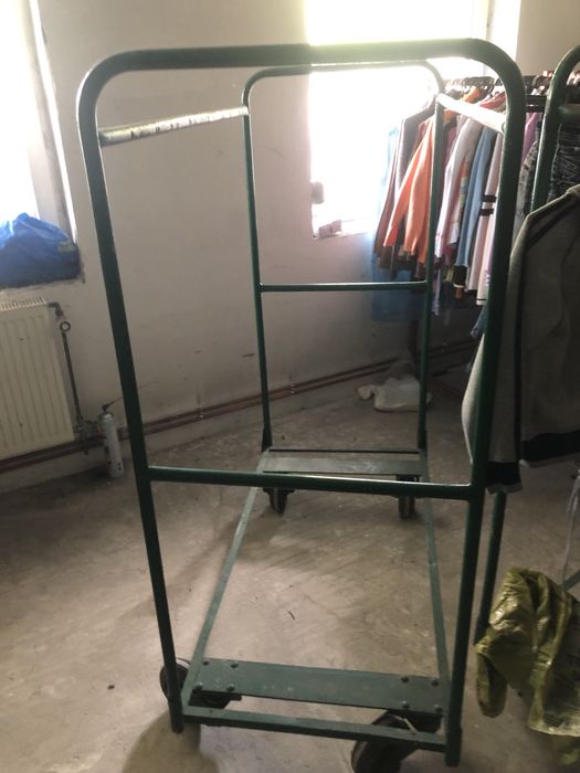 Wózek magazynowy na ubrania