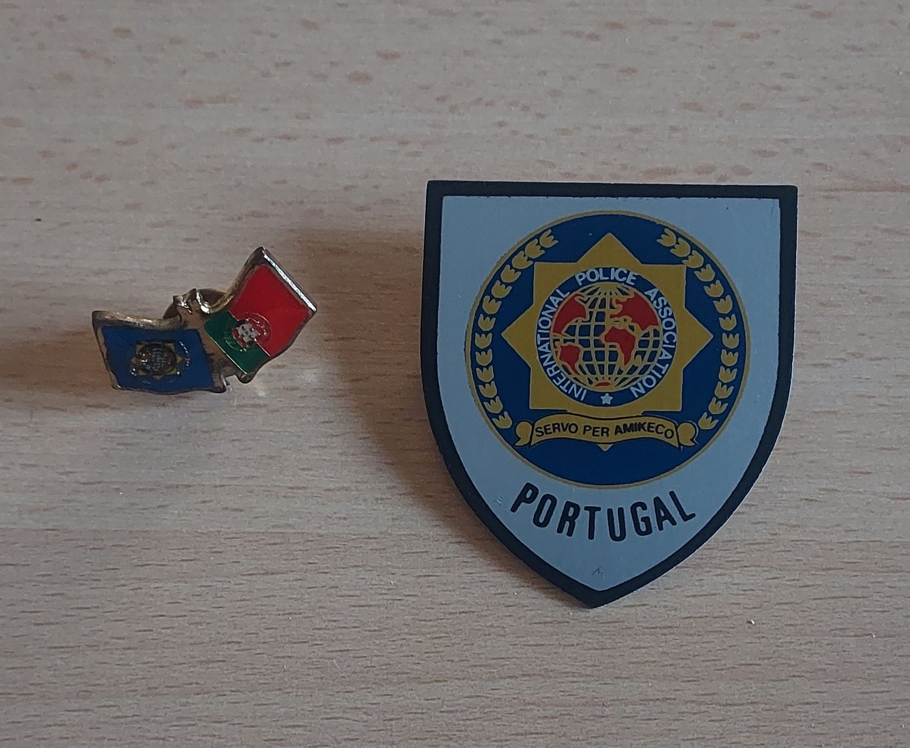 Crachá e pin - International Police Association