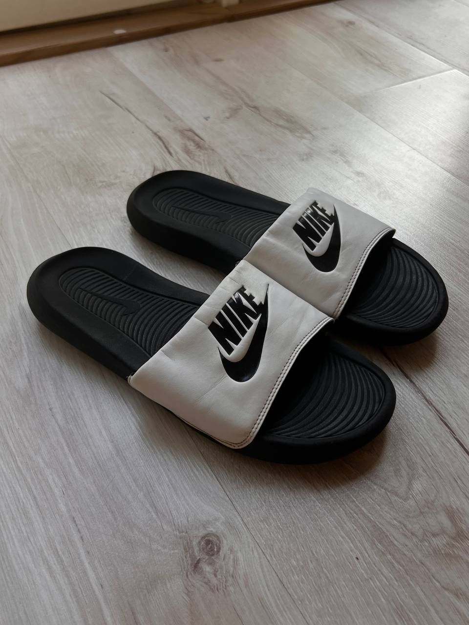 Kapcie Nike     .