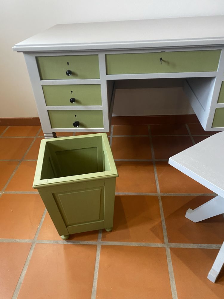 Conjunto de secretaria antiga, cadeira elevatoria e de rodar e caixote