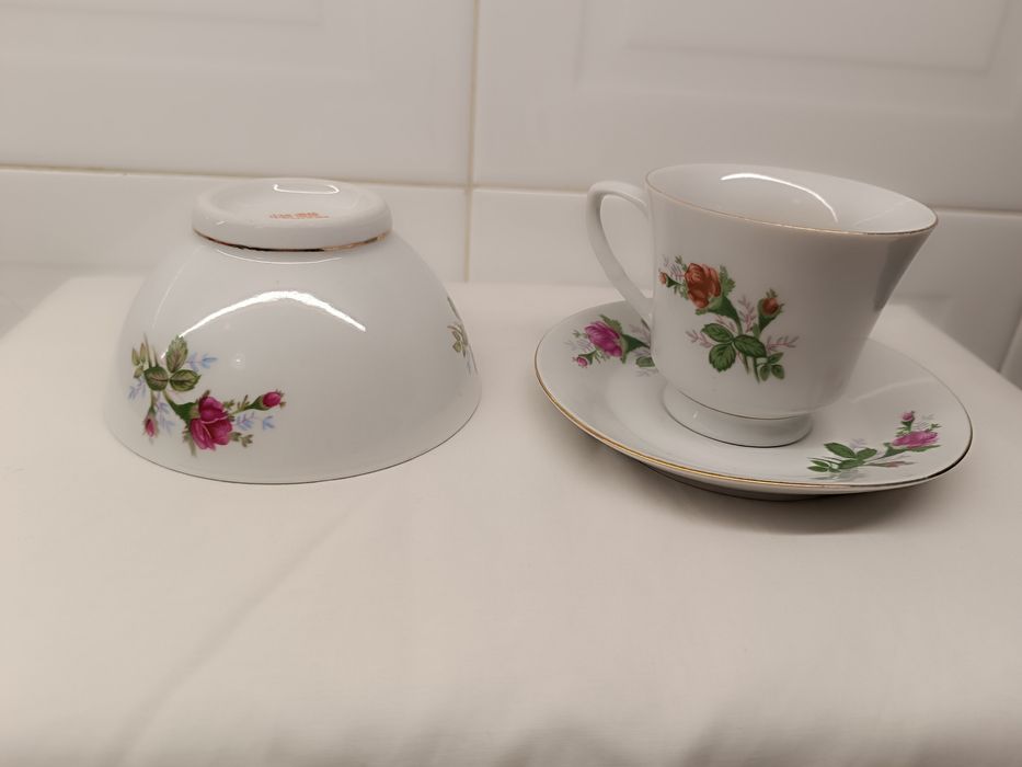 Conjunto Porcelana Antigo. Chávena, Pires e Tigela