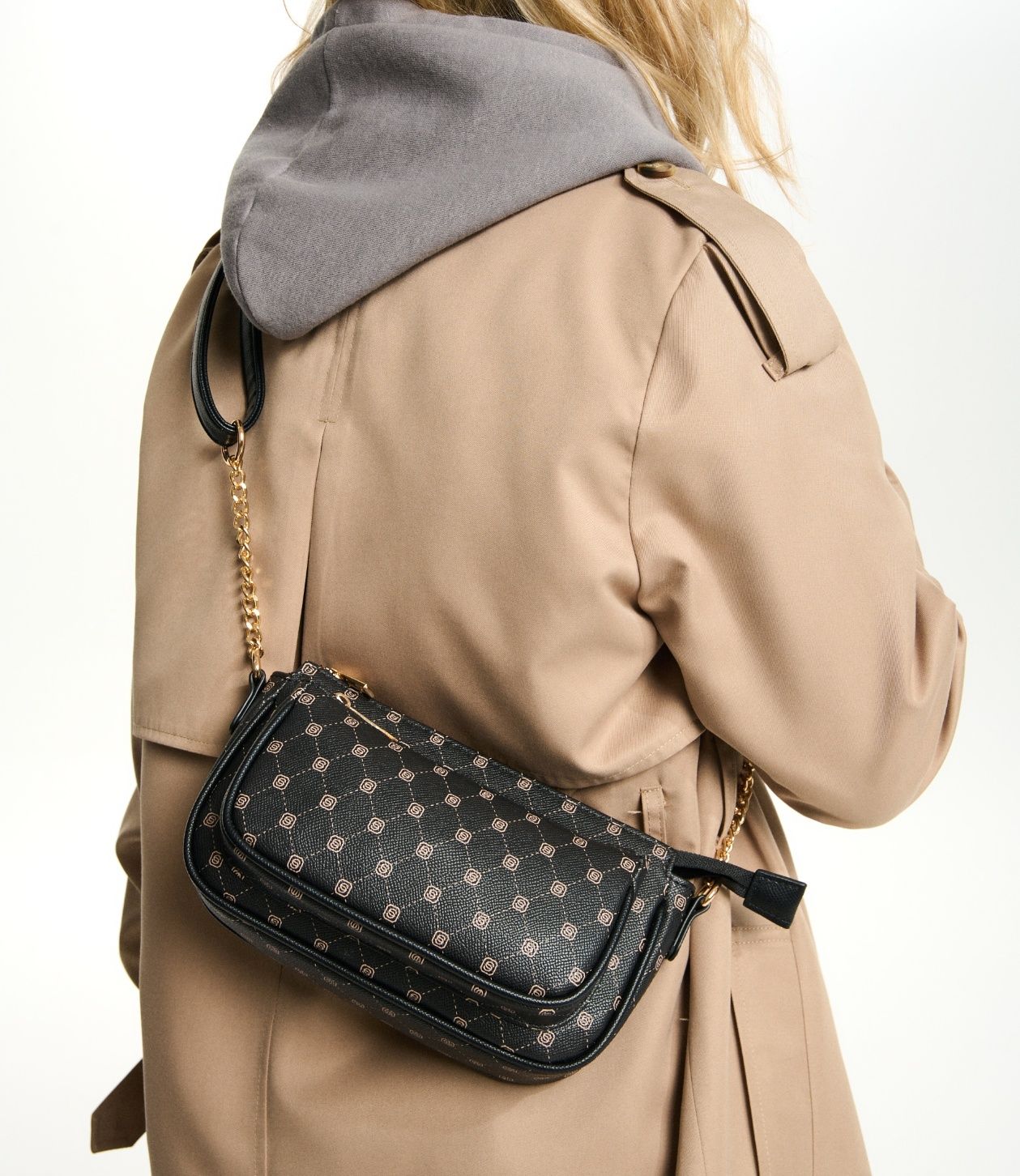 Nowa mała czarna torebka crossbody Sinsay z monogramem