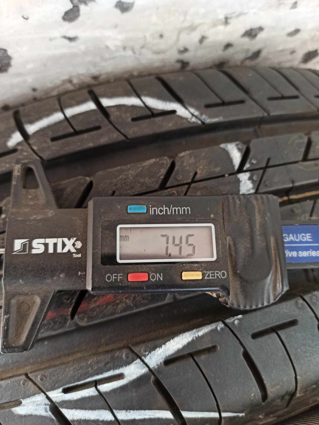 2 opony letnie Bridgestone 165/65 14, 7,4mm. Możliwy montaż