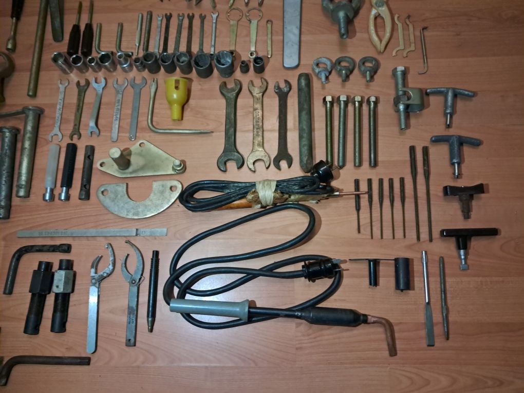 Ключі (інструмент) різні (накидні, ступичні, спеціальні)