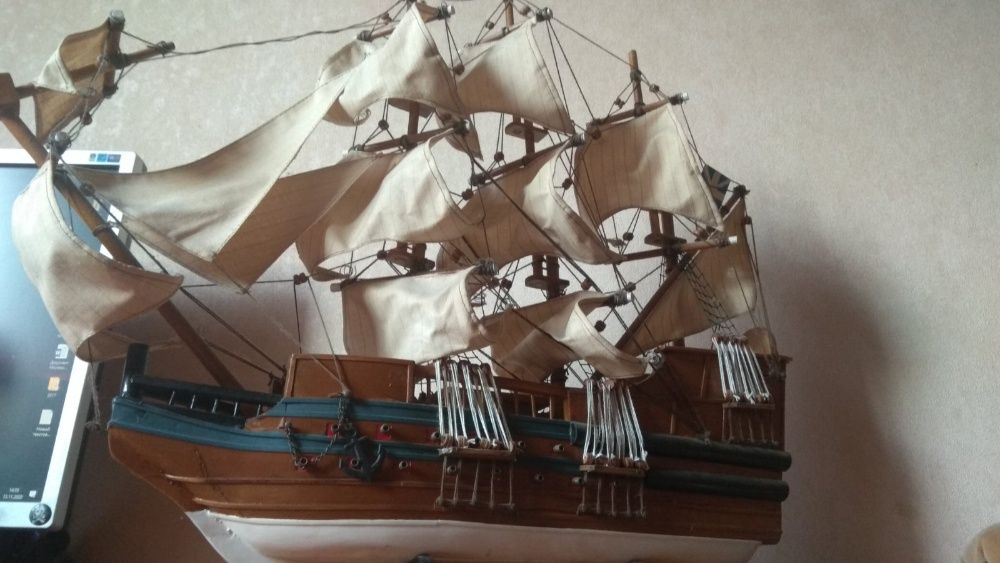 Деревянная модель парусника корабля (ручная работа)