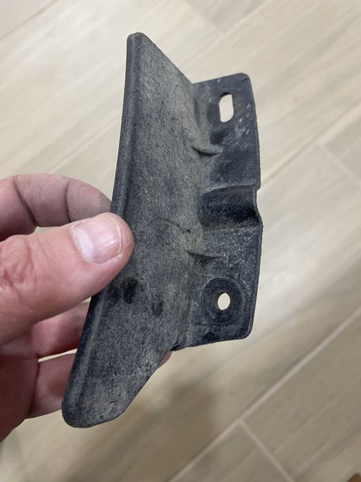 Jaguar F-Pace бризговик порога правий задній