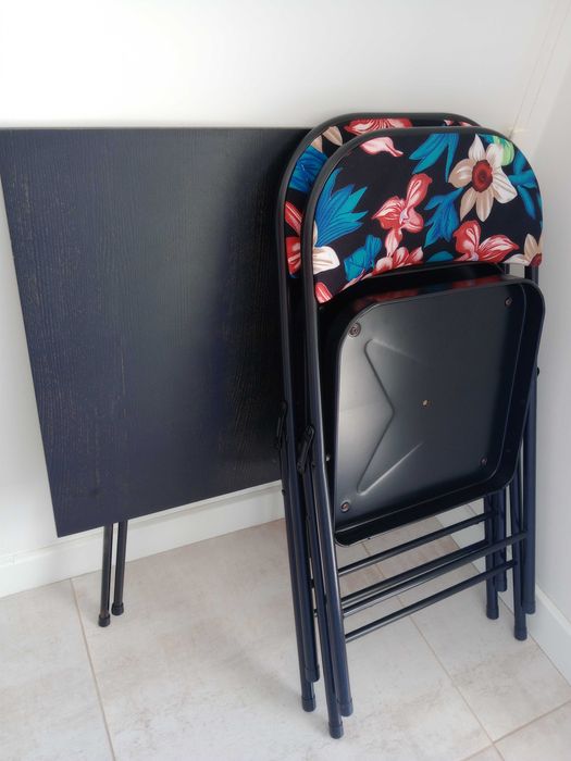 Conjunto mesa e duas cadeiras