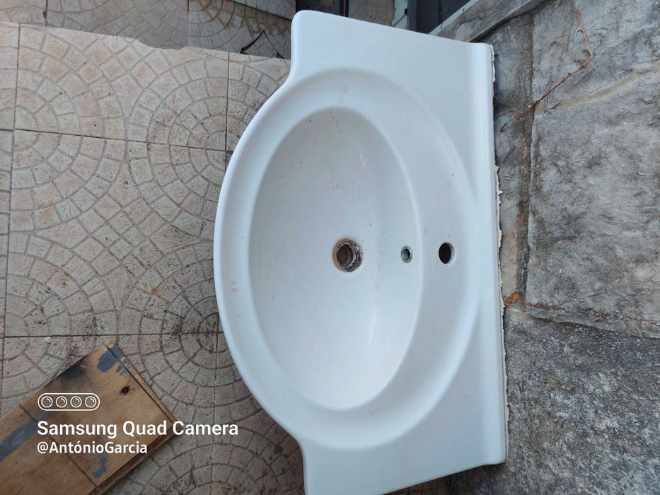 1 Lavatório branco - 42x32.5cm