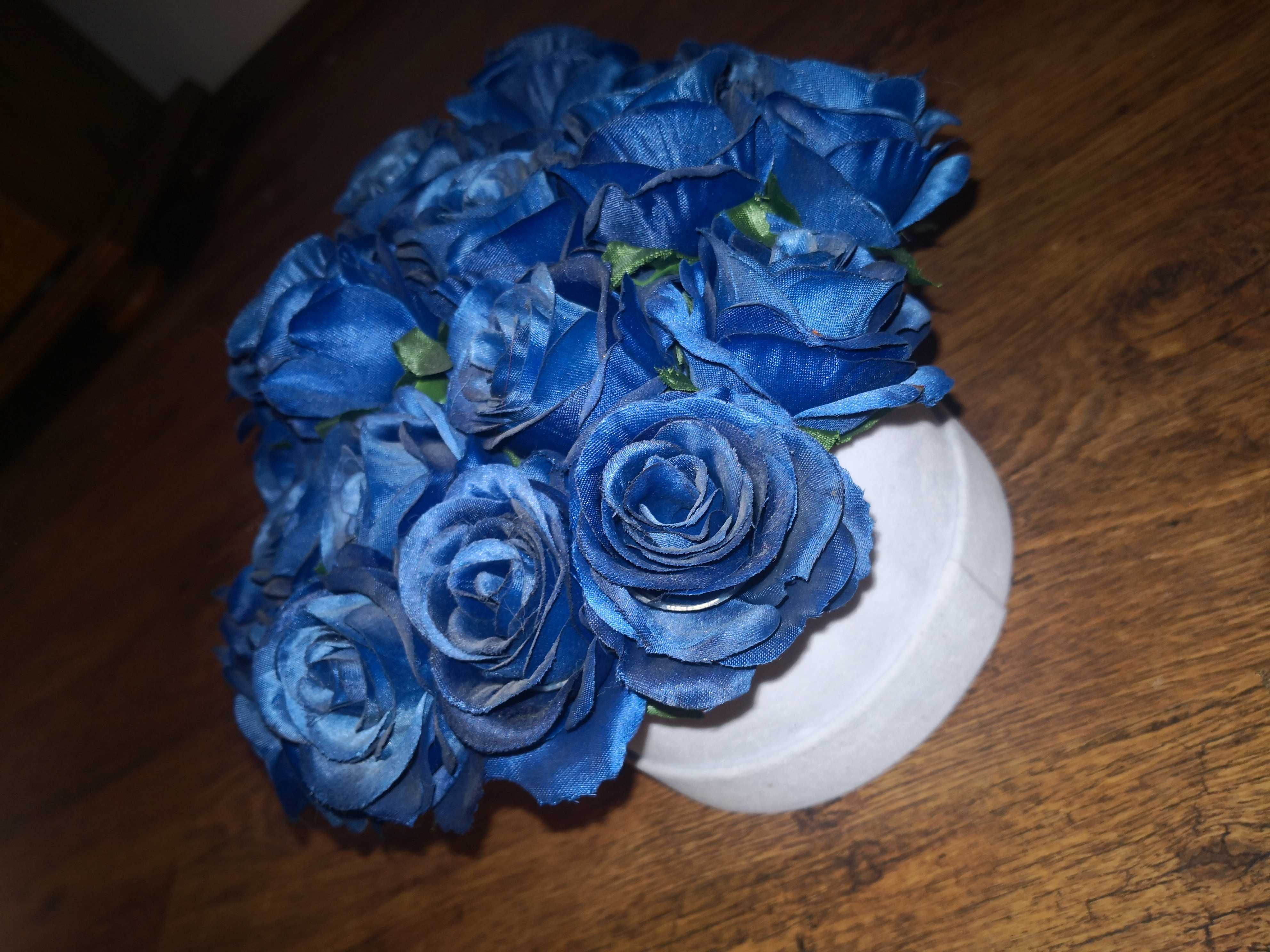 Granatowe sztuczne róże na druciku, w białym flowerboxie