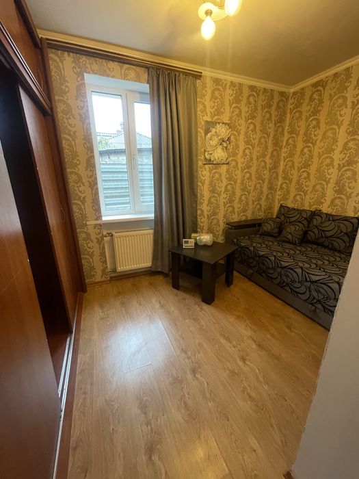 Продам 1/2 будинку в центрі