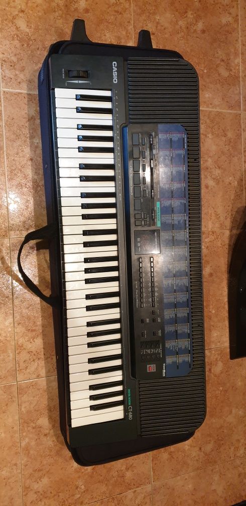 Vendo teclado Casio CT-680 e Case Gator usado em bom estado