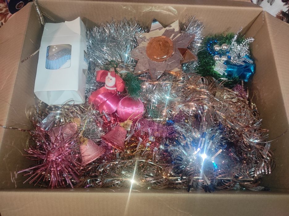 Продам лот іграшок новорічних б/у. 250гр.