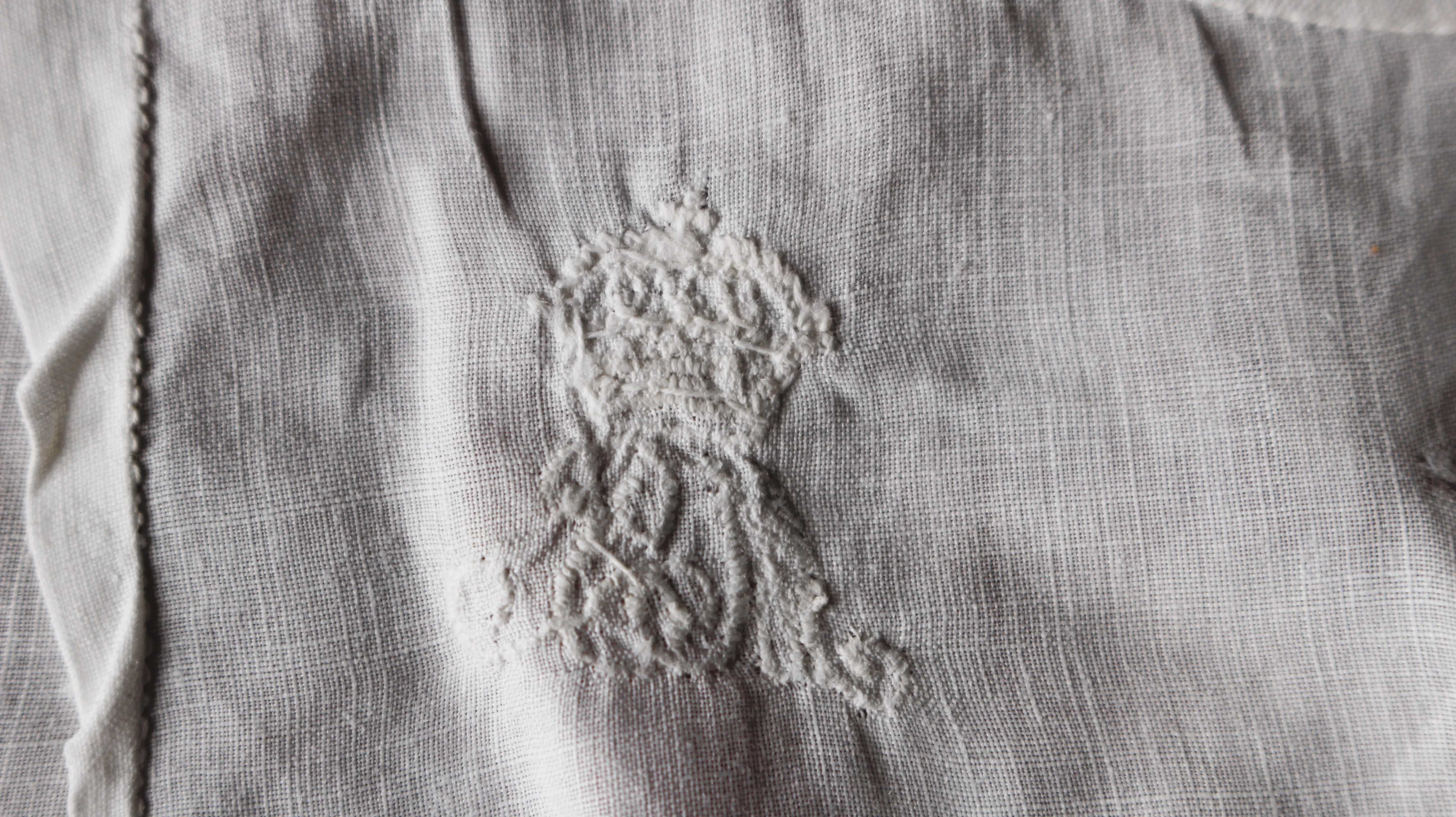 Rainha D. Maria Pia monograma bordado pedaço de tecido.