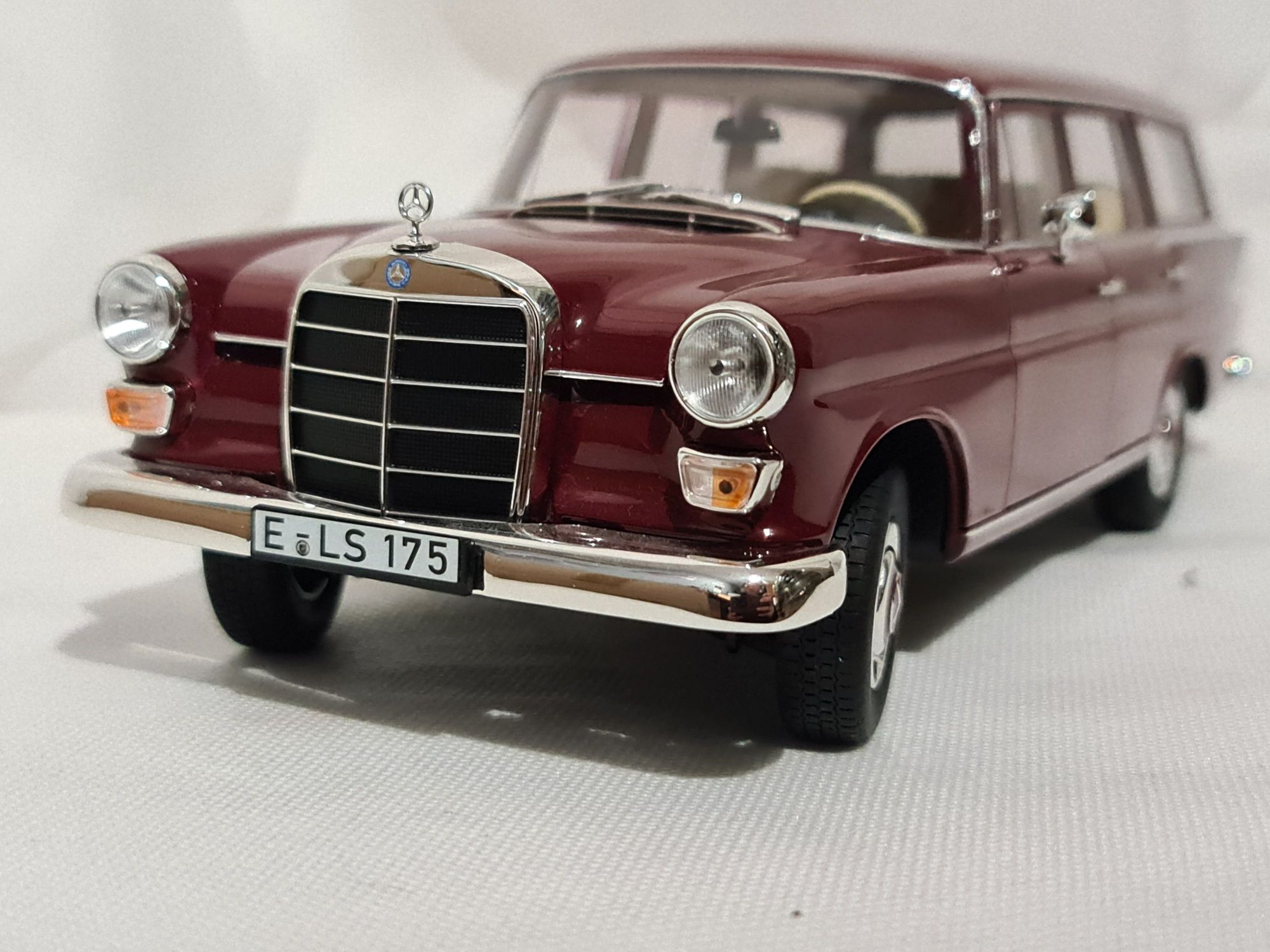 Norev 1:18 Mercedes-Benz 200T Universal (1966)