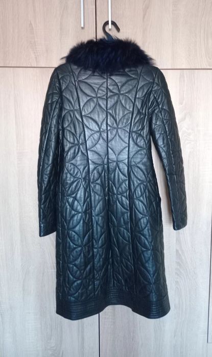 Стьобане шкіряне пальто з синім хутром