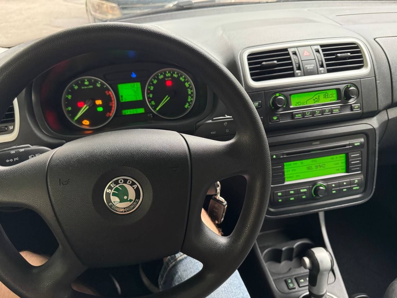 Шкода Фабия 1.6  mpi автомат.