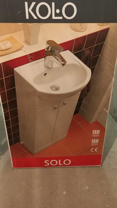 Sprzedam umywalkę z szafką łazienkową.