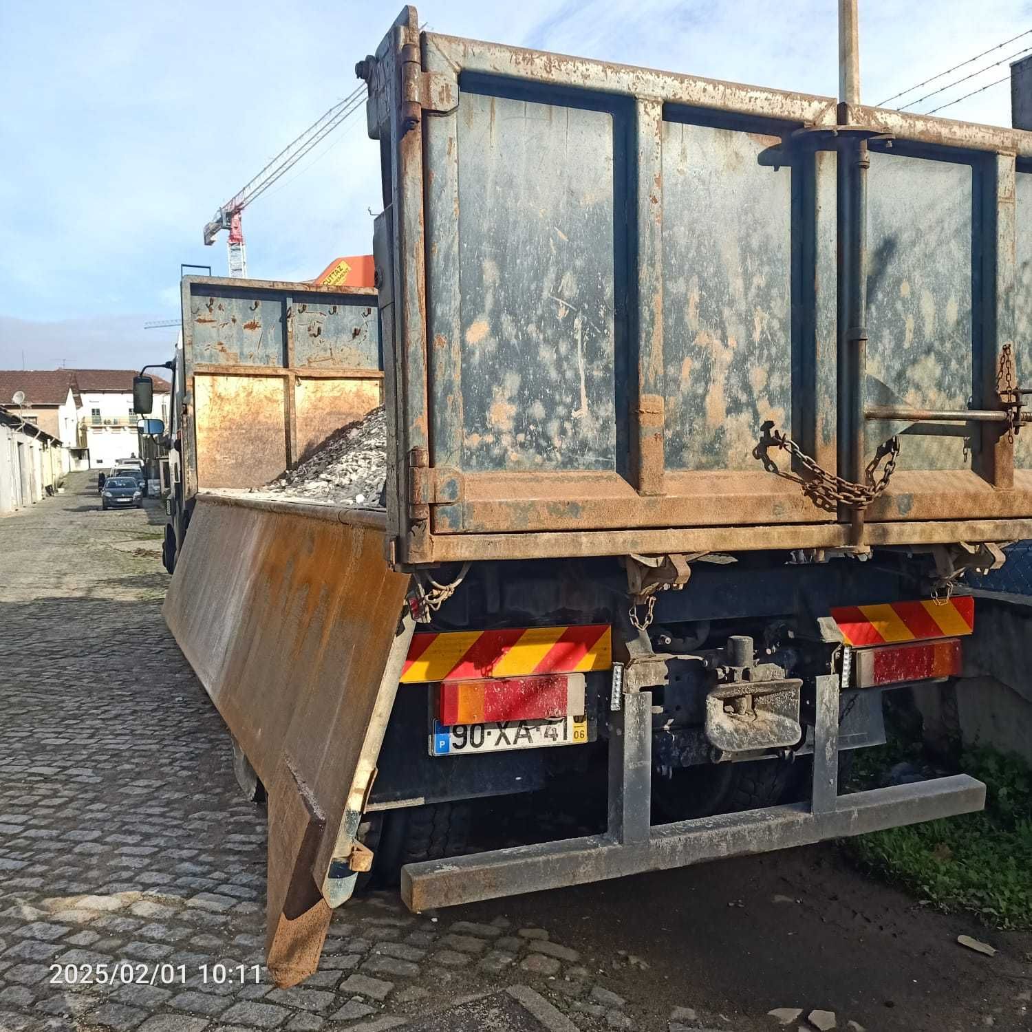Camião Basculante 8x4 com grua