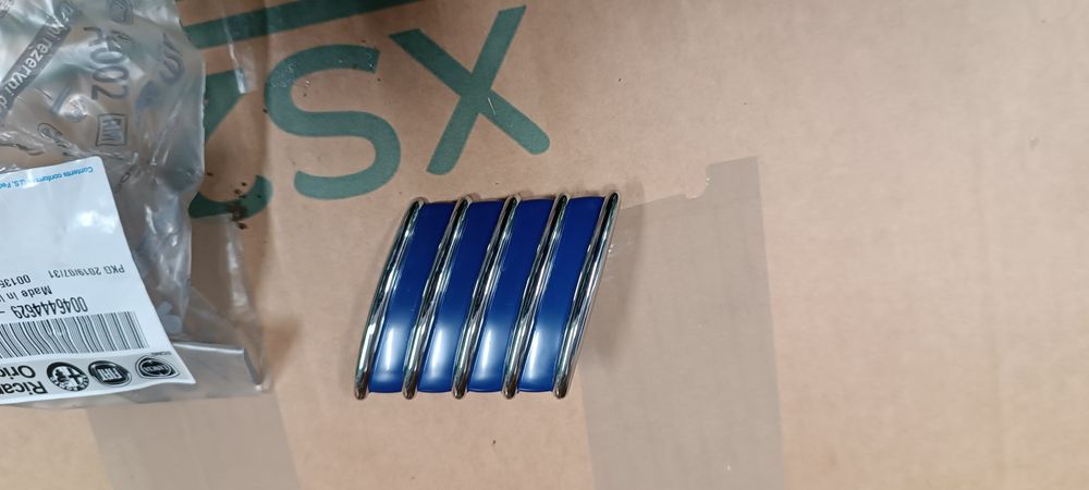 Fiat 126p emblemat znaczek przedni oryginalny ale zamiennik od innego