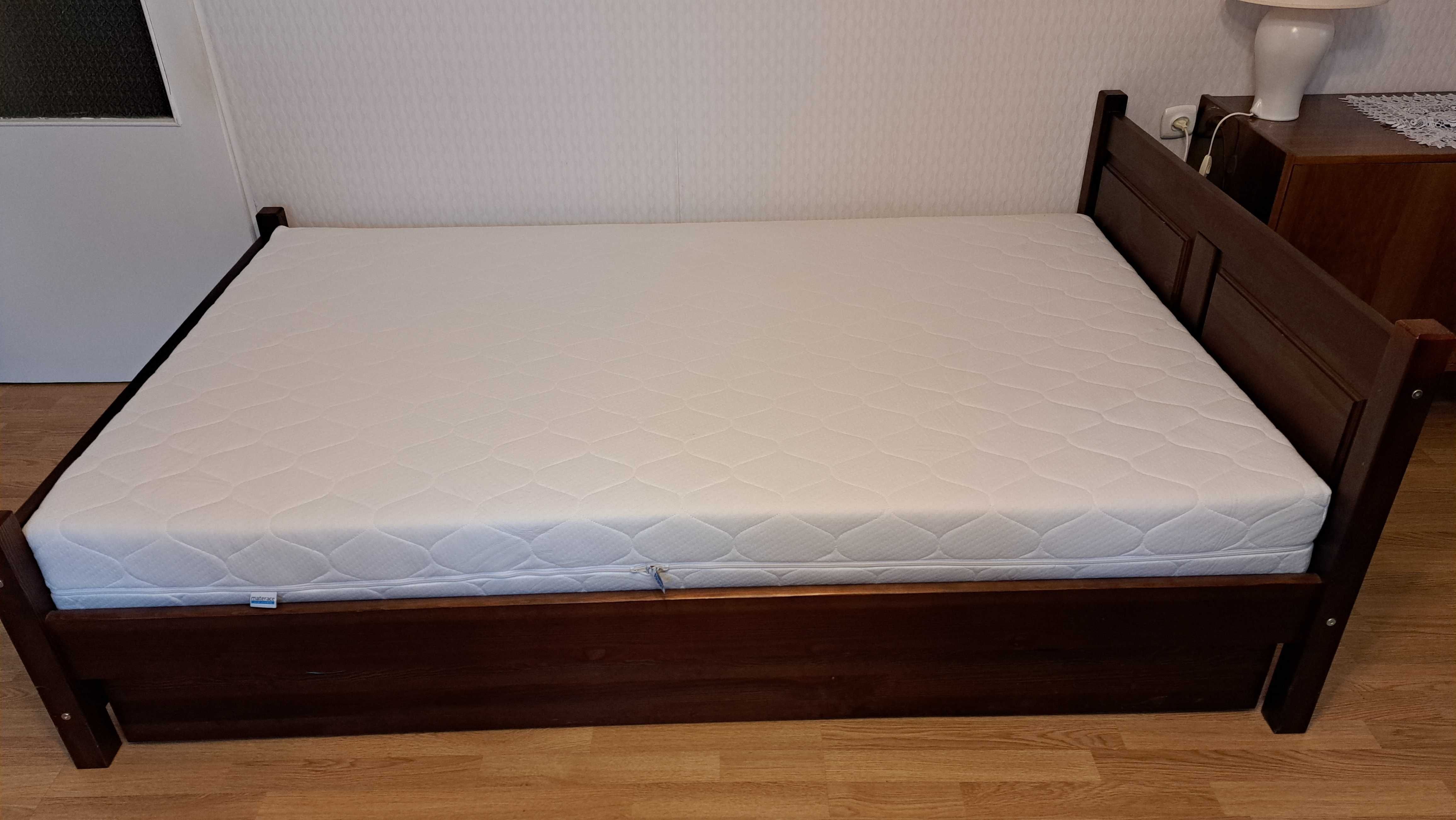 łóżko drewniane  120 x 200 z materacem,stalażem i pojemnikiem
